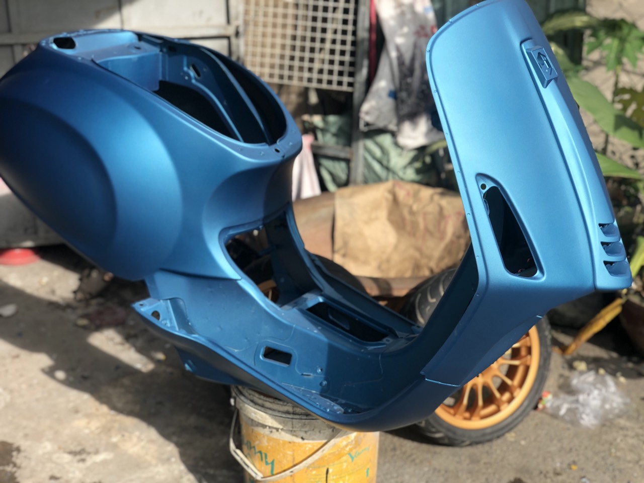 sơn sườn dàn áo vespa màu xanh nhám