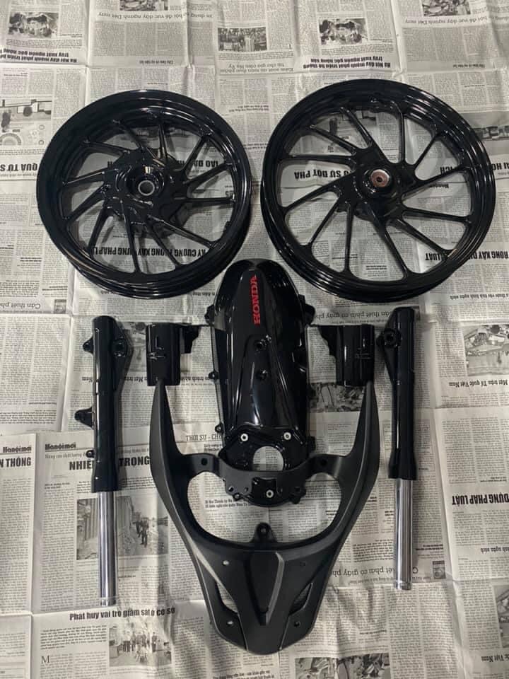 sơn dàn chân SH Sporty màu đen bóng trông lịch lãm hơn